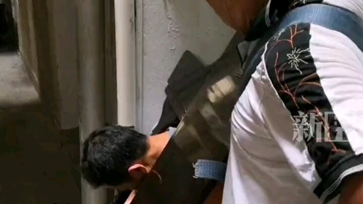 Three people moved a 600-plus-jin piano from the eighth floor to the first—two in their sixties and 