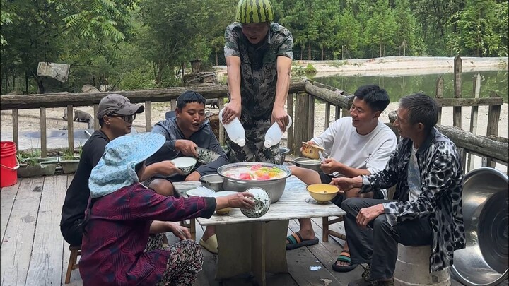 Dạo này dưa hấu chỉ 5 hào một cân thôi, kết hợp với các loại trái cây khác của quê nhà, mình làm một