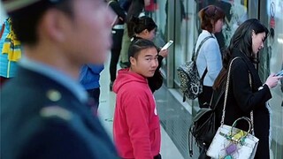 地铁保安看到小偷没有阻止 却被上级批评 最后解气了