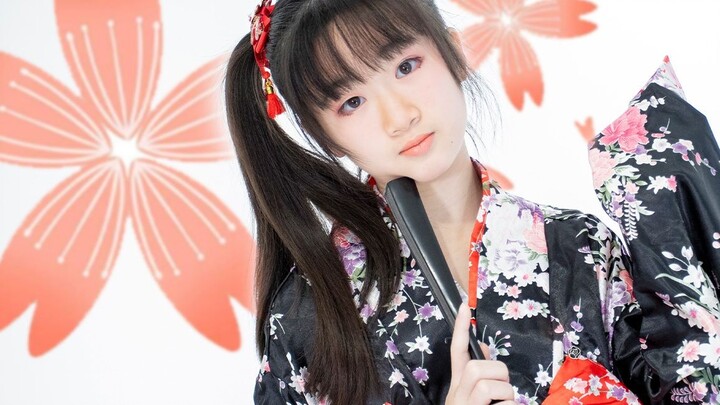 [Senbon Sakura] yang berusia 10 setengah tahun menari dan bermain dengan kipas, dan dapat melihat ka