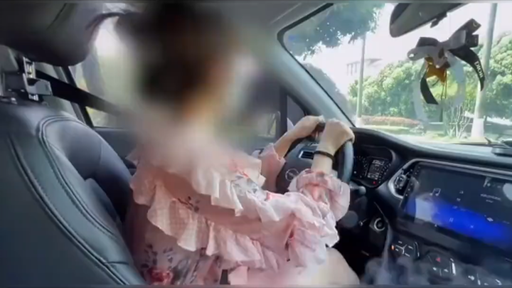 小姐姐堵车回家抄近路，竟然惊动了老祖宗.