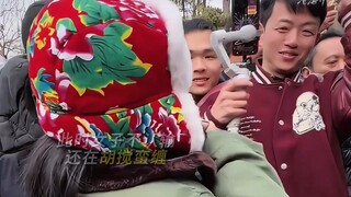 “女子嘲笑男子穷屌丝，男子直接暴击”