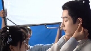 Behind the scenes, Xiao Zhan carried Ren Min in his arms like a princess, and did two squats. Those 
