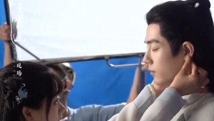 Behind the scenes, Xiao Zhan carried Ren Min in his arms like a princess, and did two squats. Those 