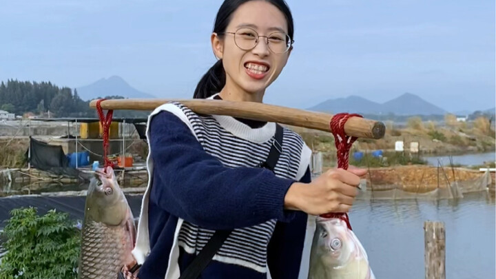 In the bustling rural vegetable market, everyone greets each other with smiles, chatting and laughin
