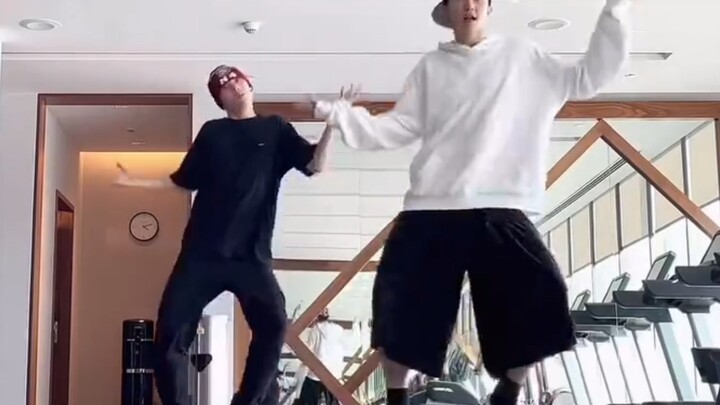 هoshi يُحدّث مقطع فيديو الرقص، إيقاع خفيف وحيوي للغاية