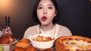 Pizza ngập phomai và gà viên #mukbang