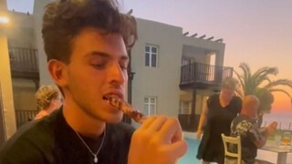 The girl recorded her boyfriend's daily food intake, and he never stopped eating.