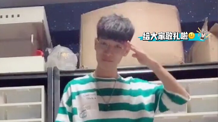 震惊：变态爬宠博主竟然还有才艺，神奇的是身后的小蛇也跟着节奏扭动了起来～