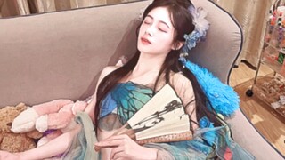 عندما يأتي صديقك الذي يحب ارتداء ملابس الكوسبلاي إلى منزلك