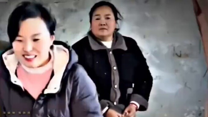 That's my mom #mom#contrast