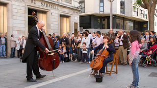 A little girl gave a coin to a street musician and a miracle happened!