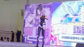 Saya melakukan cosplay sebagai Lucy dan menyanyikan I Really Want to Stay at Your Hous