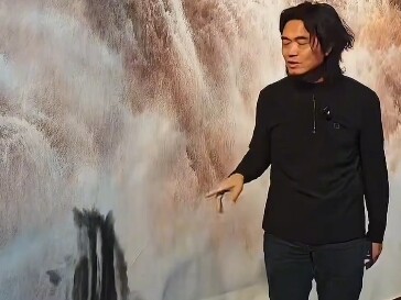 Sebuah karya raksasa dari pelukis tradisional Tiongkok terkenal, Xu Huijun, disiram tinta oleh seseo