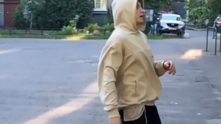 I love your elegant look, I love you walking alone in the dark alley