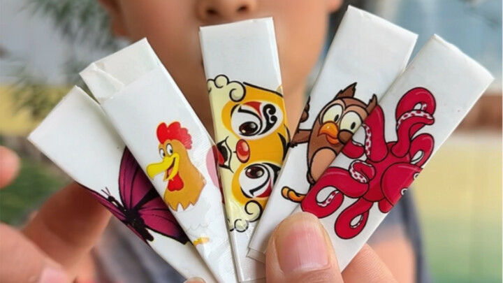Đại Bảo hài hước, có muốn ăn kẹo cao su hình dán không?