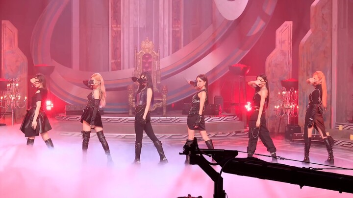 Mendapat bagian refrain dari GOT the beat "Step Back" (Perputaran kaki Yuzi terlihat sangat bagus, w