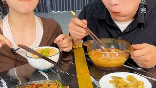 #Makan Dingin Tiga Rasa Saat pasangan masih bertengkar dingin.... #Kehidupan Sehari-hari Makan Bersa