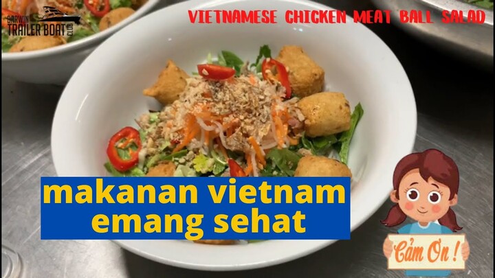 makanan ala vietnam emang sehat. hebat emang orang vietnam selalu makan salad dan extra herb