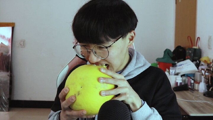 อย่าหัวเราะท้าทาย: เหล่าจาง บล็อกเกอร์อาหารพื้นบ้าน กินเปลือกเกรปฟรุต