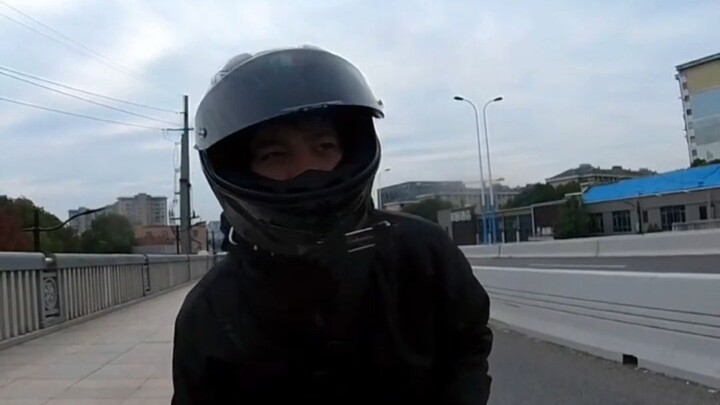 قد تصمد أمام سحر الشابات الصغيرات، لكن كيف تُقاوِم ثناء الأخت الكبرى المليء بالشكوى؟