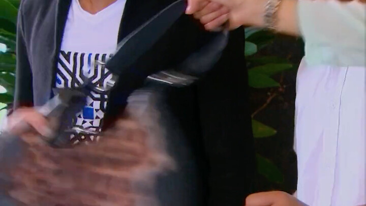 Cô gái bị kẻ buôn người đeo bám, nào ngờ cô vô cùng mưu trí, chỉ dùng một chiêu đã khiến tên lừa đảo