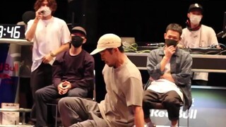 “裁判看了后沉入思考”
