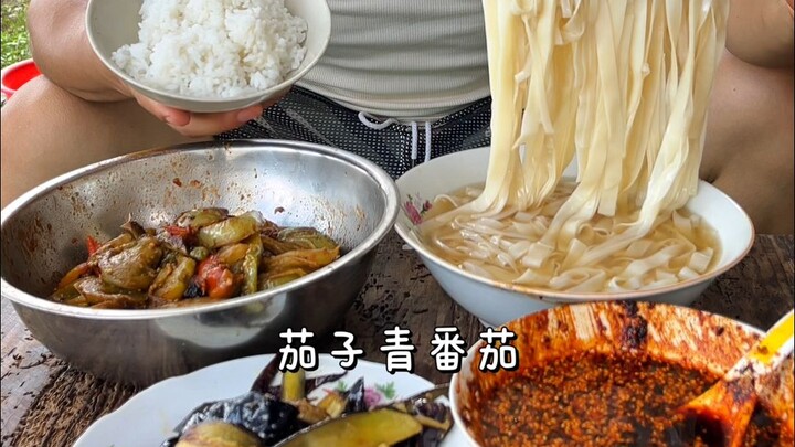 Stir-fried green tomatoes, dry-fried eggplant—after eating them, we headed into town for two days.