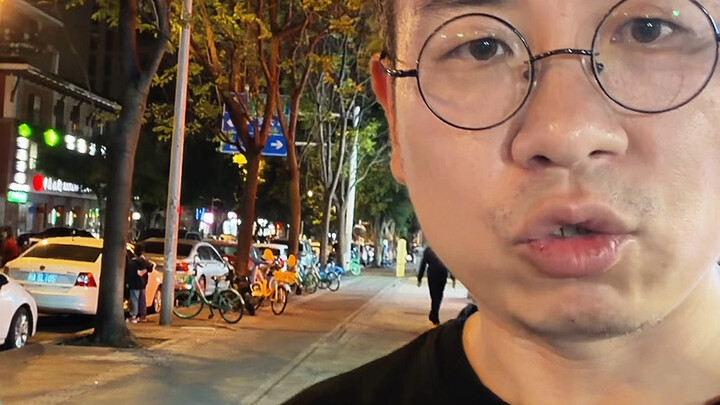 Đi trên phố gặp bà cụ, bảo tôi giúp mở máy, suýt nữa bị lừa rồi!