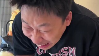 تحدى حلوى بارنيت الحامضة، والواقع أن زميلي في الغرفة خدعني بهذه الطريقة، والنهاية كانت الجميع يشعر ب