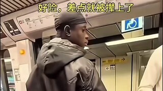 一脚踹出地铁车厢