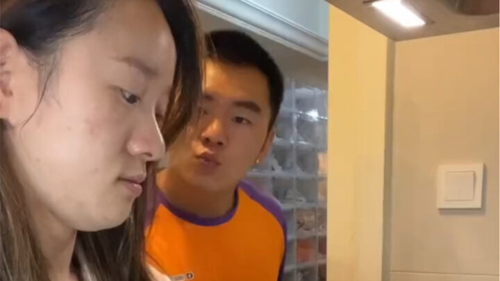 ساعدوني في التحقق، هل الأخت تلمح لي أن أرحل؟