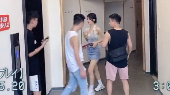 Salah naik lift nih.