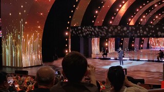 肖战演唱时代金曲《月亮代表我的心》，媒体记者都是远景，前排大佬们拍的快放出来吧！