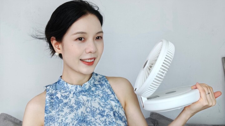 Seorang content creator yang mengulas dan merekomendasikan produk, kira-kira bakal beli apa, ya?