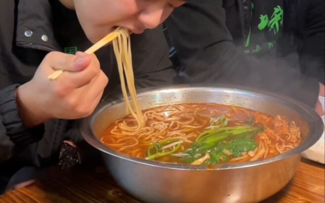 When it comes to slurping snail noodles, there really are plenty of masters—yet another handsome guy