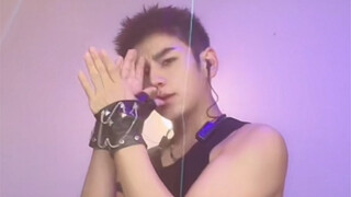 เต้นฟลุตอีกแล้ว หนุ่มหล่อกางเกงเทากับเสื้อกั๊กเต้น