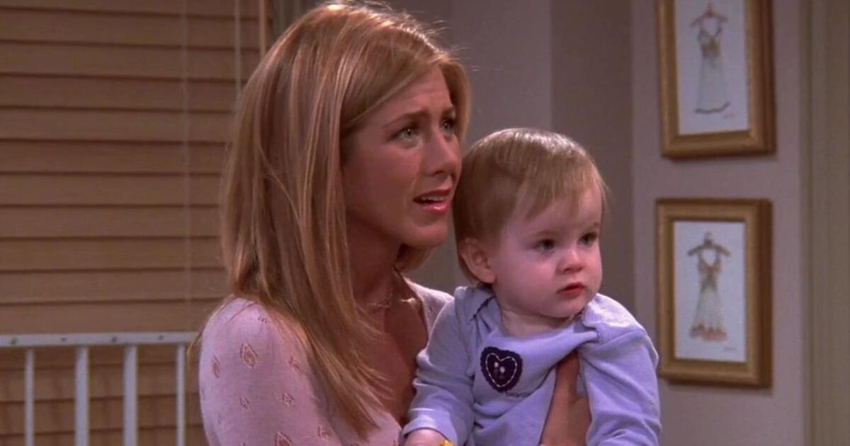 Играющий в приставку чел. Become friends. Friends videos. Friends videos. Чендлер с полотенцем друзья.