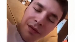 حاول إيقاظ الأخ العزيز باستخدام مؤثرات العين المغلقة