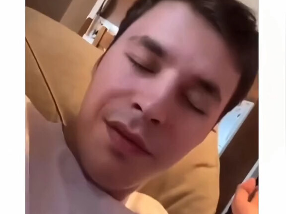 尝试用闭眼特效把好兄弟叫醒