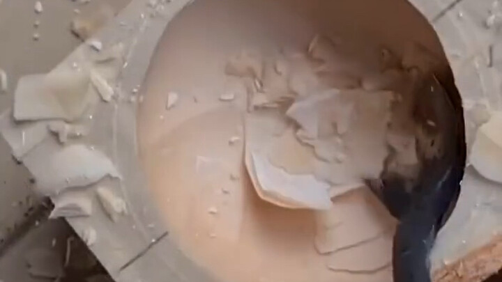 This is a true master—carving flowers with just a spoon!