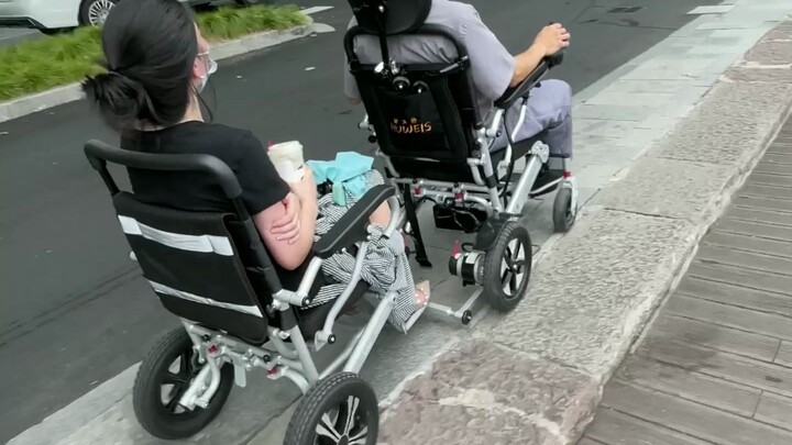 Đi thuyền ở Tây Hồ còn tệ hơn ngồi xe lăn; du lịch ra ngoài, chẳng cần lo chuyện di chuyển.