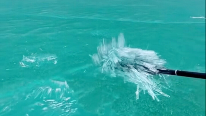 تبدو مثل الجيلي؟ اركل هذا الجليد بقدمك، وستشعر وكأن آلاف السهام تخترق قلبك!