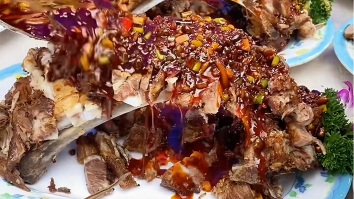 Tiệc lớn ở Uy Viễn, Tứ Xuyên. Mức tiêu chuẩn 788 mà món ăn này quá cứng.