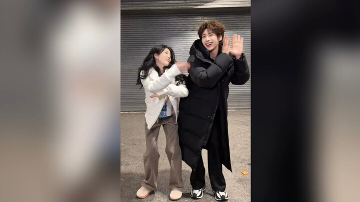 Lu Yuxiao & Yan An, tendangan pertama tahun baru! Para bintang dunia hiburan gemetarlah—penguin dan 