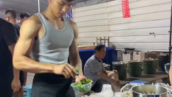 หนุ่มขายลูกชิ้นเนื้อผู้เริ่มต้นธุรกิจในยูนนานปี 2000