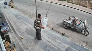 古有掩耳盗铃，今有碎步前行。