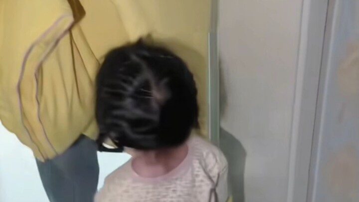 Aku tidur di lantai bersama paman, Ibu, cepatlah pergi.