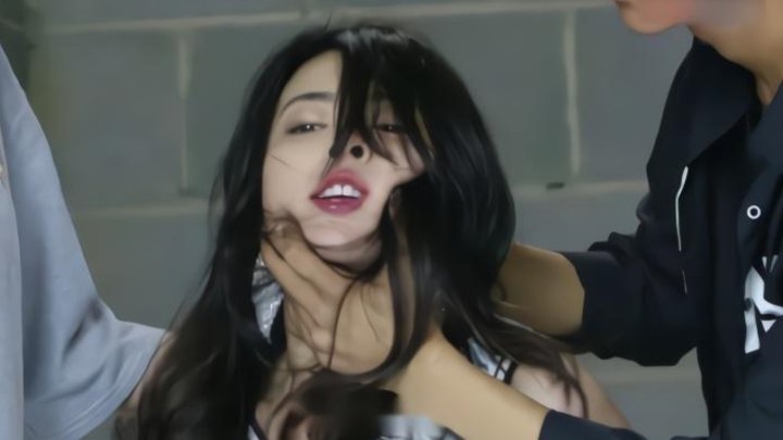 Nona tertegun dan dihina setelah diculik oleh seorang bajingan dan gagal melarikan diri