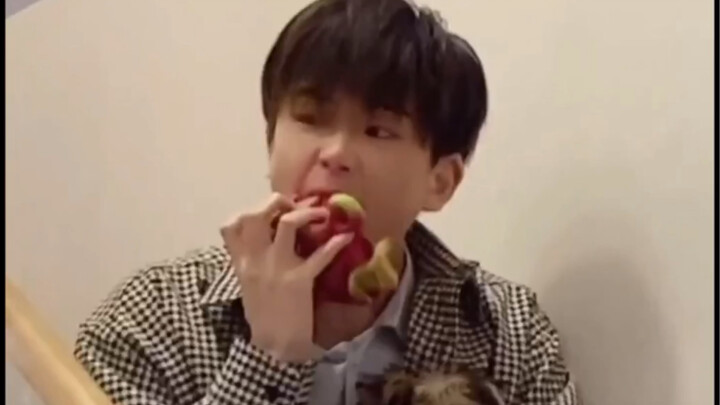 Con trai nũng nịu là đáng yêu nhất